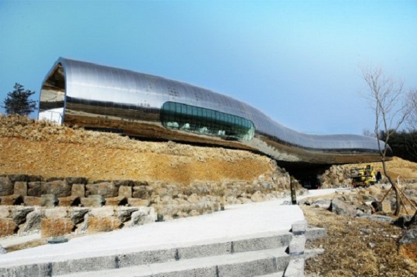 Музей Jeongok Prehistory Museum от X-TU Architects в Южной Корее