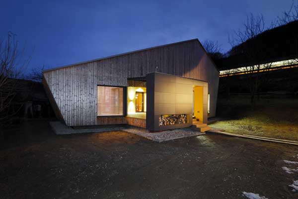 Weekend House – минималистский дом от Pokorny Architekti в Словении