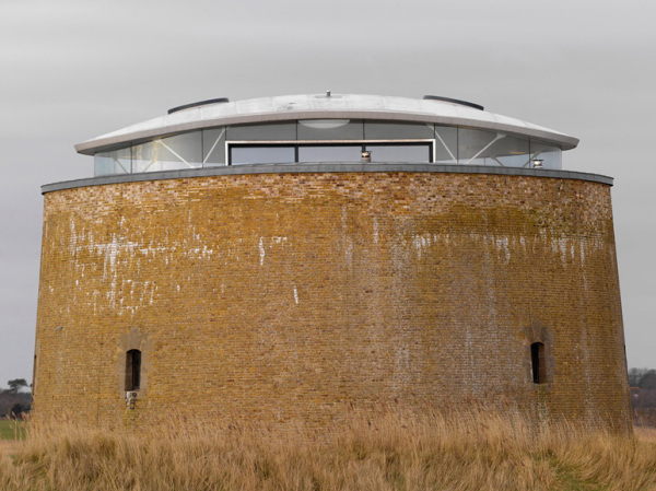 Реконструированный форт Martello Tower Y в Великобритани