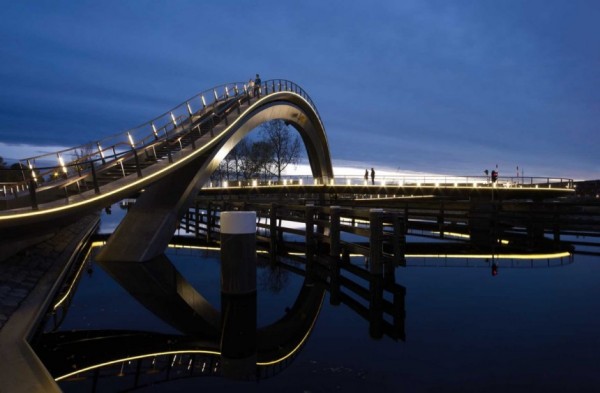 Melkwegbridge – необычный прогулочный мост в Нидерландах