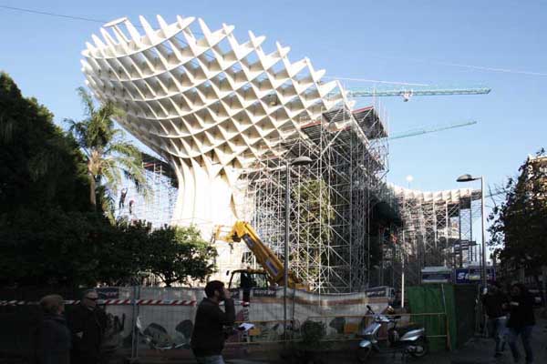 Строяшийся культурный комплекс Metropol Parasol в Испании от J. MAYER H. Architects