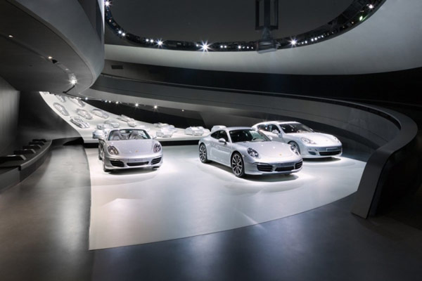 Динамичная архитектура нового салона Porsche в Германии