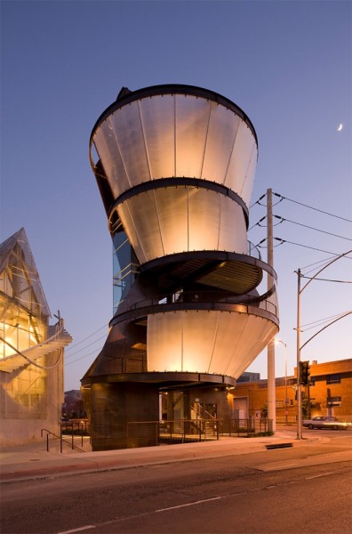 Замкнуто - экстравертивная башня Samitaur Tower от Eric Owen Moss Architects в Лос-Анджелесе