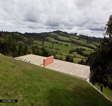 Santa Elena - вилла для жизни и медитаций с главным фасадом на крыше в Колумбии