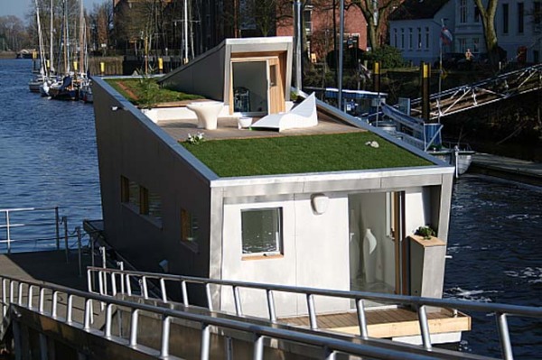 Двухэтажный дом-лодка с лужайкой на крыше от Confused Direction