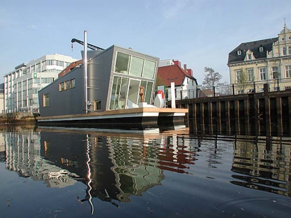 Двухэтажный дом-лодка с лужайкой на крыше от Confused Direction