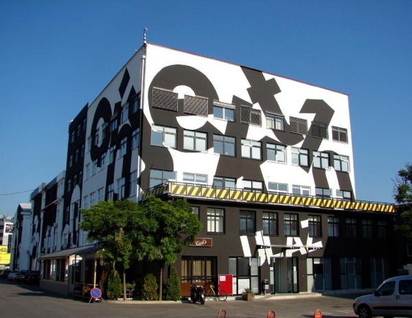Черно-белая типотектура преобразованного здания хорватского бизнес-центра Zavrtnica
