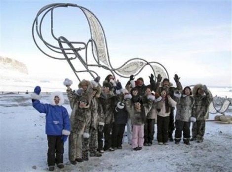 Металлические скульптуры на тающем леднике в Гренландии