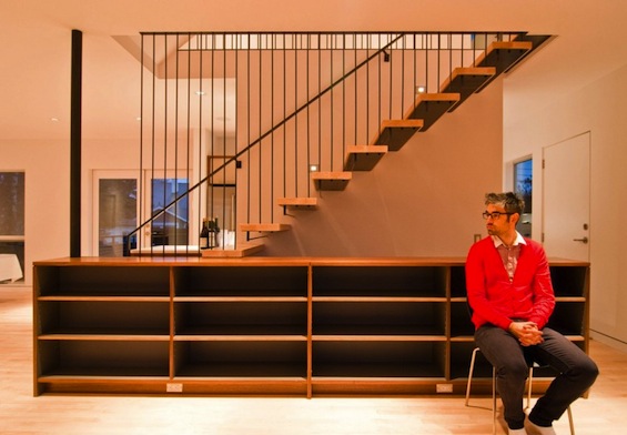 Cabinet Stair – разнофункциональная зонирующая конструкция для двухэтажной квартиры-студии