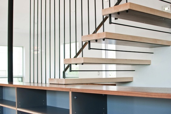 Cabinet Stair – разнофункциональная зонирующая конструкция для двухэтажной квартиры-студии