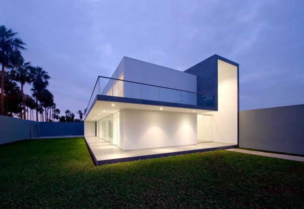 Жилой дом House in La Encantada от Artadi Arquitecto в Перу