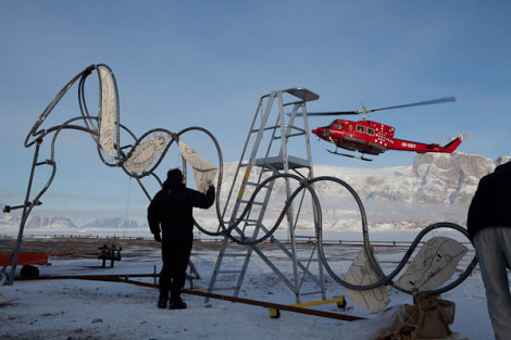 Металлические скульптуры на тающем леднике в Гренландии