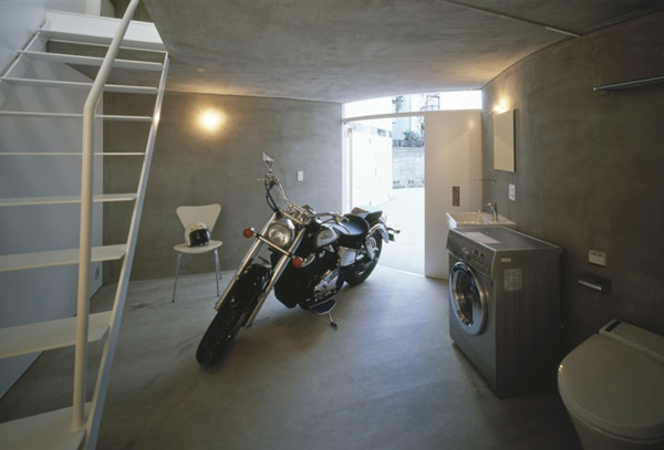 Motorcycle-Friendly Apartment – жилой дом для мотоциклистов от японских архитекторов