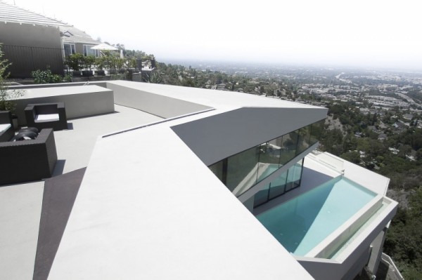 Каскадная архитектура жилого дома MUL:7691 на холмах Лос-Анджелеса