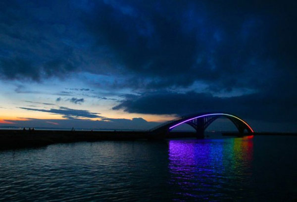 Rainbow Bridge – световая инсталляция в Магонге (уезд Пэнху, Тайвань)