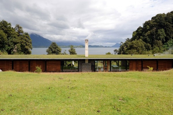 Casa 34 – горизонтальный дом с зеленой кровлей от чилийских архитекторов