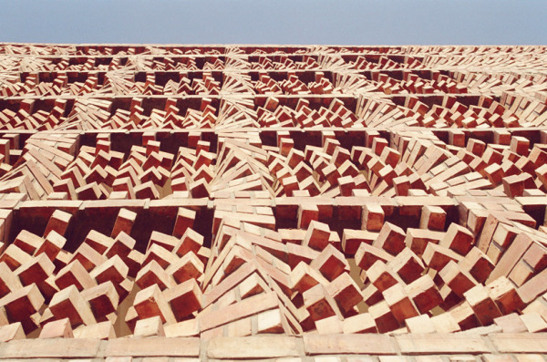   Аутентичная кирпичная кладка фасада в индийском здании SAHRDC   