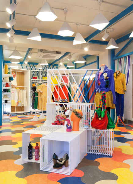 «Студенческий» интерьер бутика бренда одежды joy.play.love. в Сеуле
