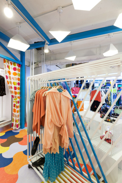 «Студенческий» интерьер бутика бренда одежды joy.play.love. в Сеуле