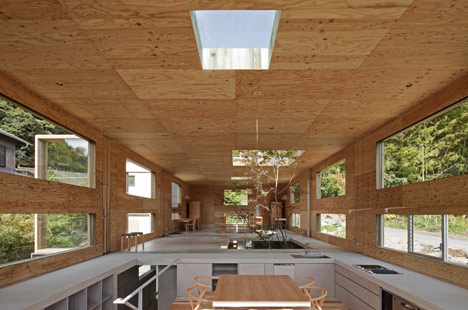 Жилой дом Dynamic Dual-Material Japanese Residence от UID Architects