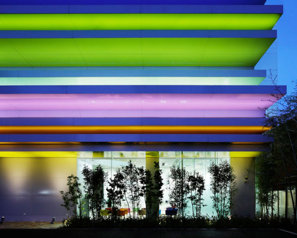 Здание филиала Sugamo shinkin bank от Emmanuelle Moureaux architecture + design