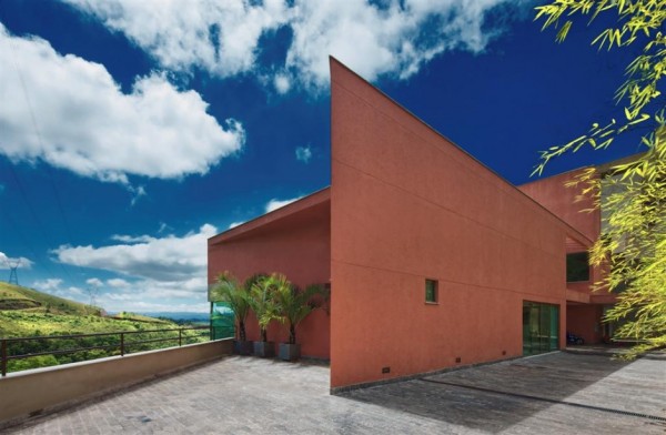 Vila Castela Residence – консольный дом на склоне холма в Испании