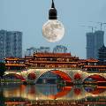 Власти китайского Чэнду планируют заменить уличные фонари тремя искусственными лунами