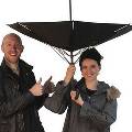 В Лондоне создали революционный зонтик, который удобно открывать в толпе и транспорте