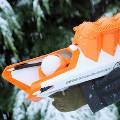 Энтузиаст из США собрал стреляющий снежками пулемет 