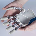 Роботизированную руку с сенсорным восприятием теперь можно использовать и за пределами лаборатории