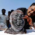Индийский скульптор создал бюст политика из 11 литров собственной крови