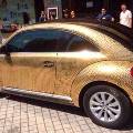 Китаянка приклеила на свой Volkswagen Beetle более 10 000 монет