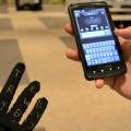 Американские студенты превратили перчатку в мобильную клавиатуру