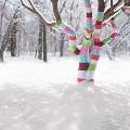 Скульптуры и деревья в парке Горького укутали шарфами и пледами