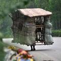 Китаец построил бамбуковый дом и носит его всегда с собой