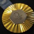 Представлены дизайн медалей Олимпиады-2024 в Париже —  в них вставлены настоящие части Эйфелевой башни