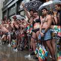 Необычная акция в испанском магазине: голые покупатели смогли бесплатно одеться