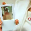 В Японии создан смартфон с двусторонним прозрачным сенсорным экраном