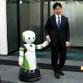 Японцы представили робота-поводыря и робота-маникюршу