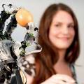 Швейцарцы создали роботоруку, которая может ловить людей и космический мусор