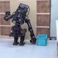 Двуногий робот-строитель HRP-5P самостоятельно крепит доску на стену 