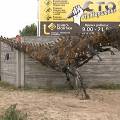 Посетителей брестского автосервиса встречает тираннозавр из старых автодеталей
