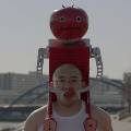 Японских бегунов подкармливают бананами и помидорами носимые роботы