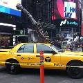 Гигантский топор упал на такси посреди Манхеттена