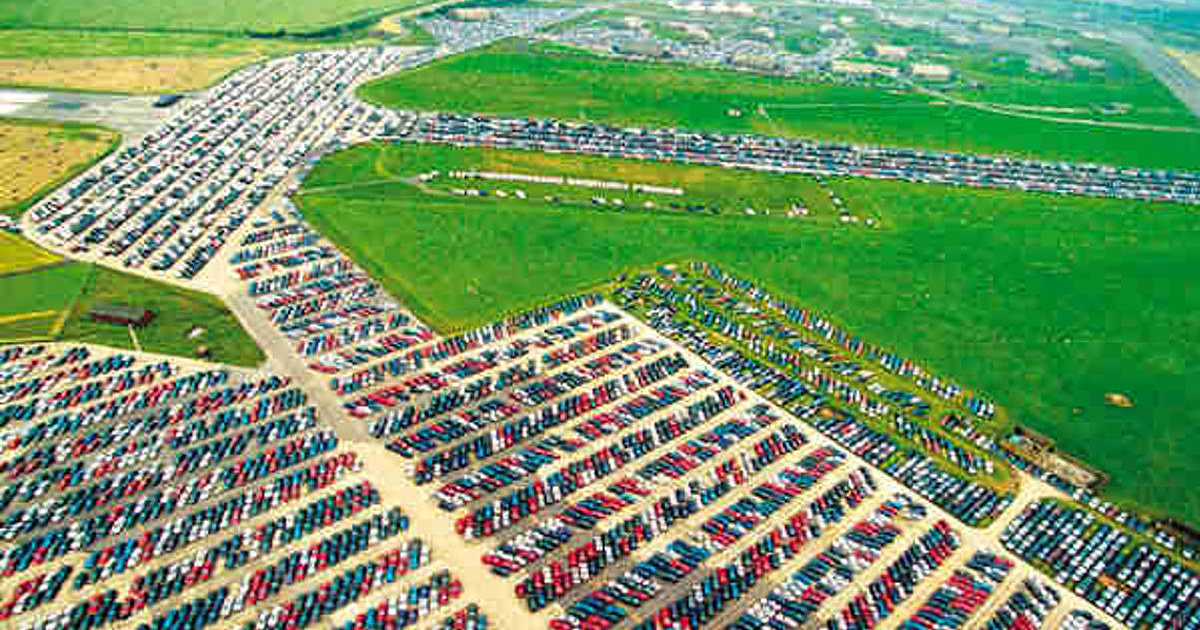 10 впечатляющих фотографий стоянок с тысячами нераспроданных автомобилей
