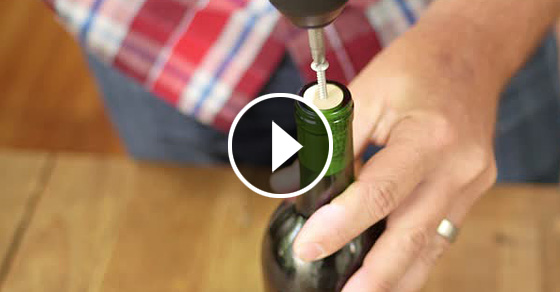 Открытая бутылка вина и пробка. Бутылку вина без штопора. Открывать бутылку штопором. Как открыть бутылку зажигалкой. Открыть бутылку повод.