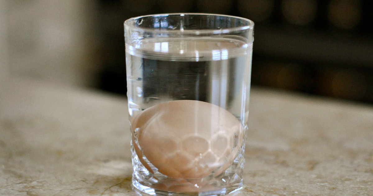 Яйцо в стакан воды на ночь. Яйцо в стакане с водой. Камень в стакане с водой. Камень тонет в воде. Опустить яйцо в воду.
