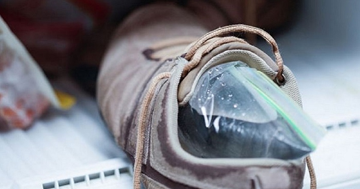 Как растянуть обувь при помощи воды и обычного пластикового пакета