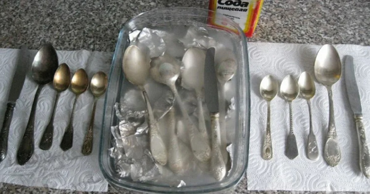 Вилки и ложки из нержавейки. Грязь между зубчиками вилки. Как почистить ложки до блеска. Ложки вилки от грязи очистить. Как почистить ложки до блеска.