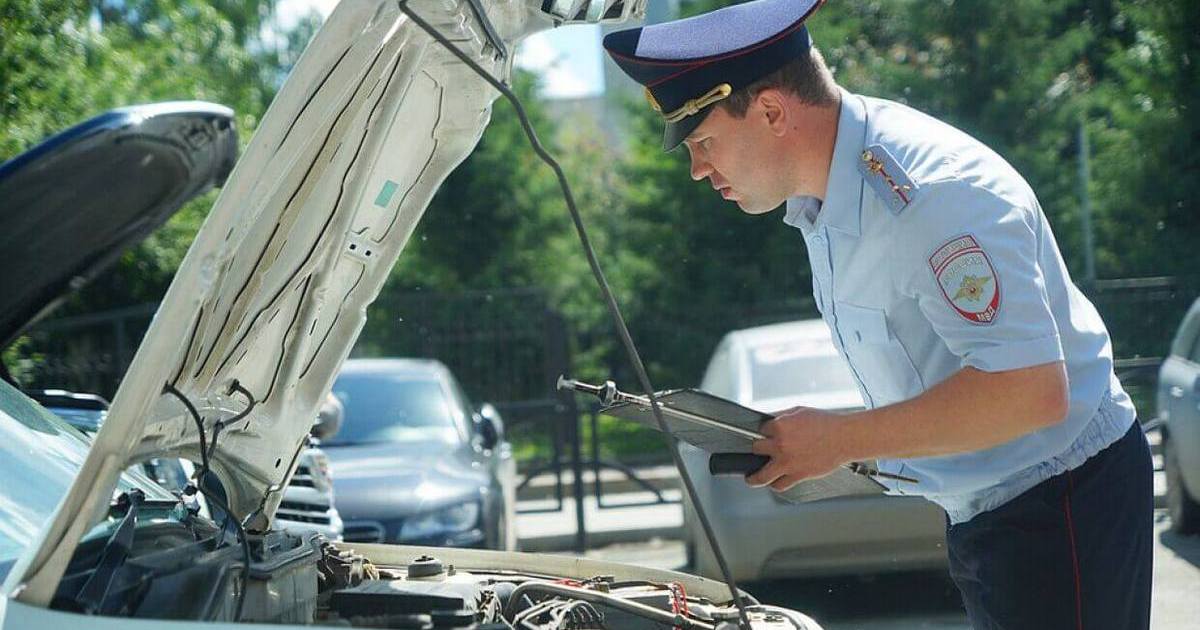 Трахает на капоте машины